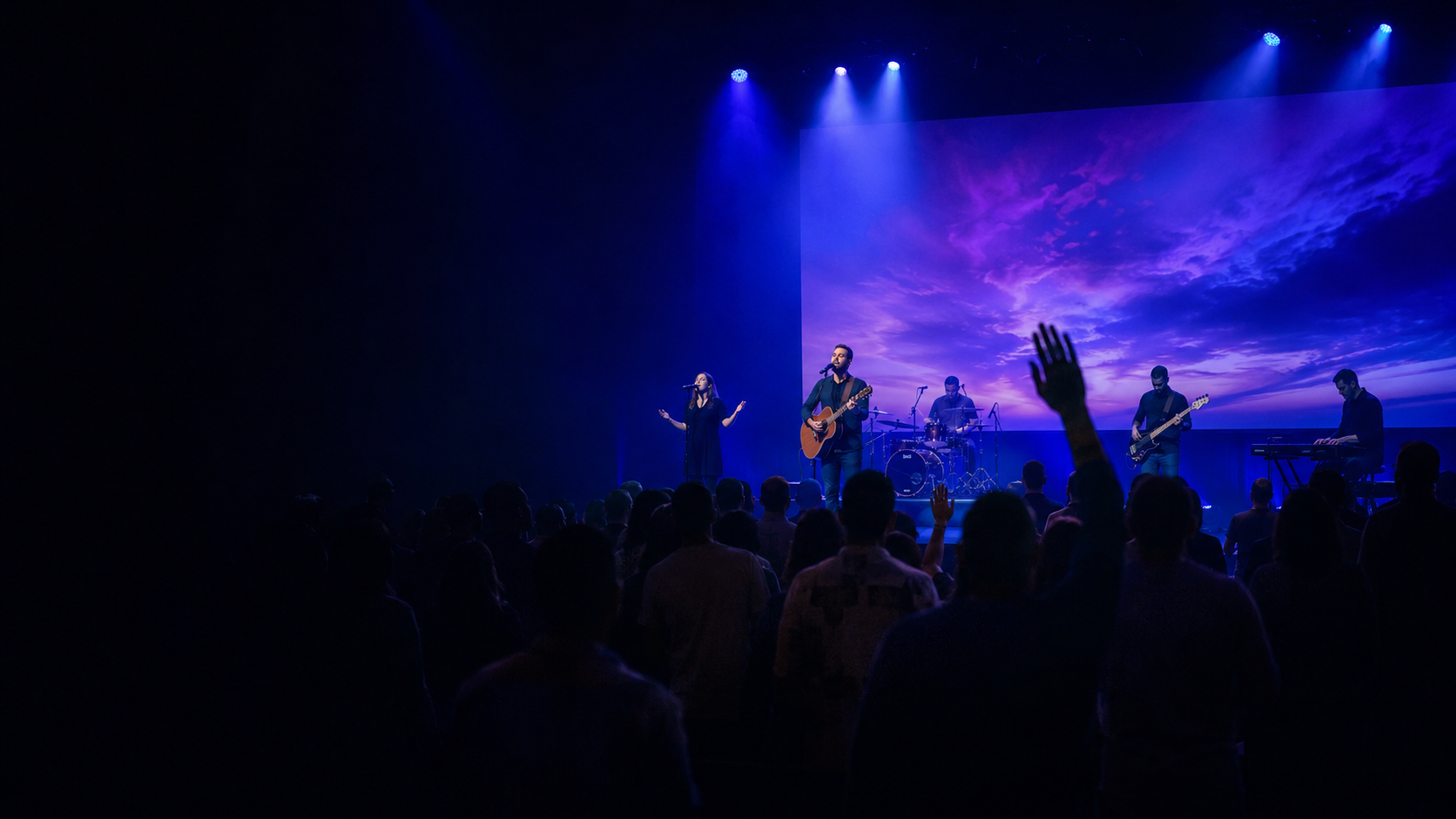 Comunidade reunida em um culto de louvor